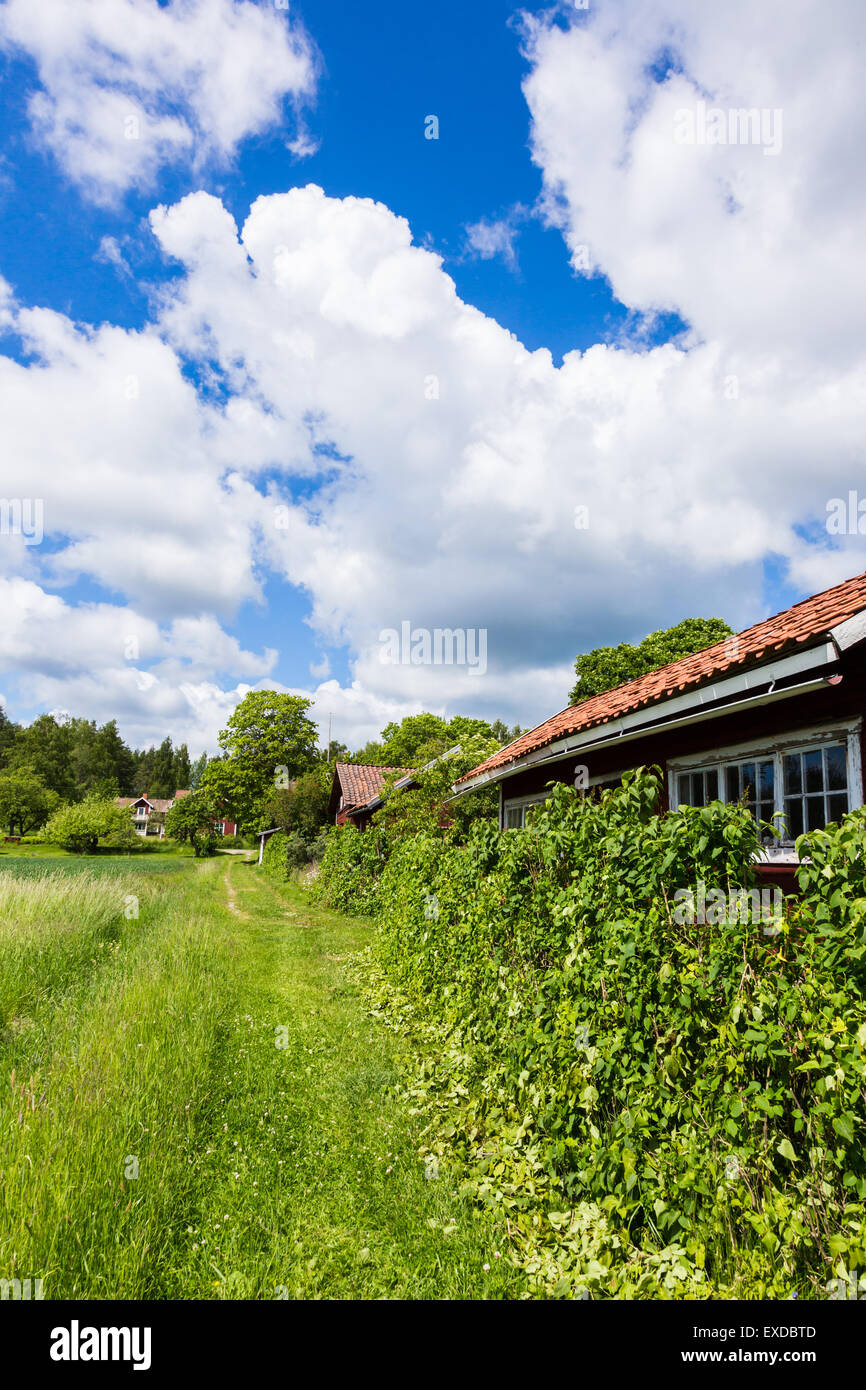 Blick auf ein altes Dorf in Schweden mit einem blauen bewölkten Himmel Stockfoto