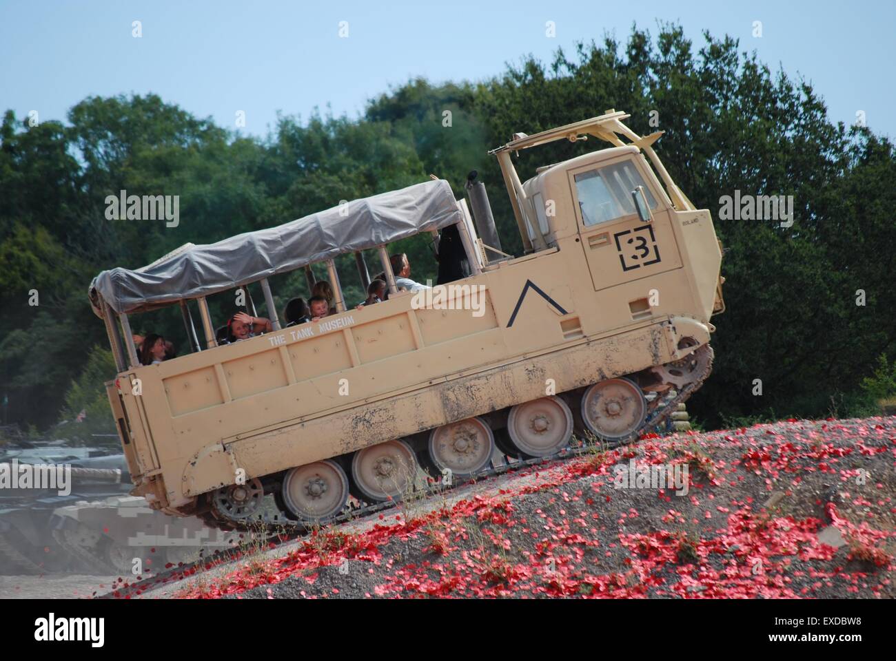 Bovington Tank Museum, Dorset, Großbritannien. Moderner Armeetransporter, der zivile Familien bei der Hundertjahrfeier des Ersten Weltkriegs, 2014, trug Stockfoto