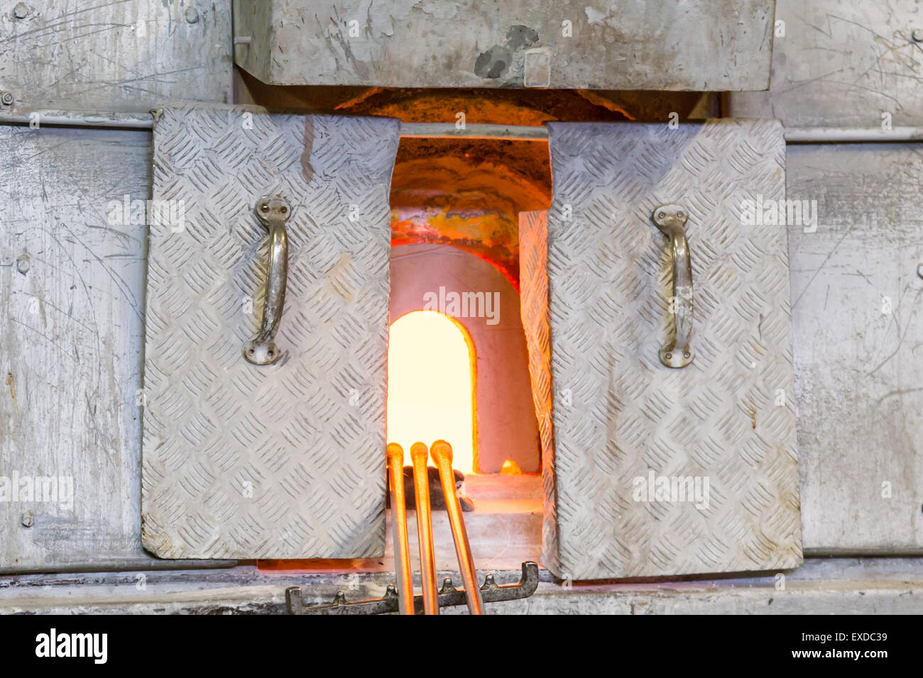 Eine offene feurige Glasbläser Ofen mit Glas gemacht Stockfoto