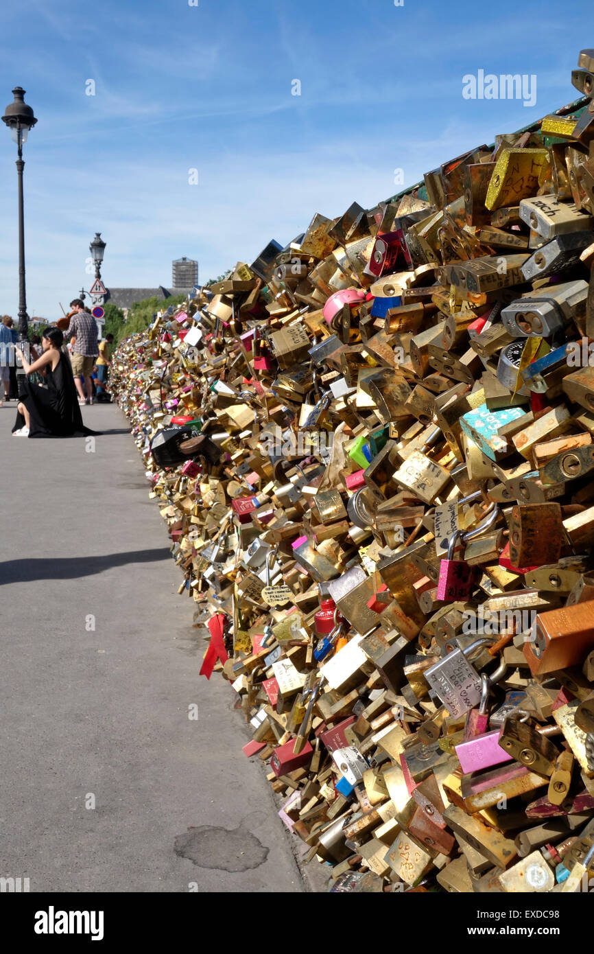 Liebe sperrt, Schließfächer, als Symbol für ewig dauerhafte Liebe in Pont de l'Archeveche Paris, Frankreich. Stockfoto