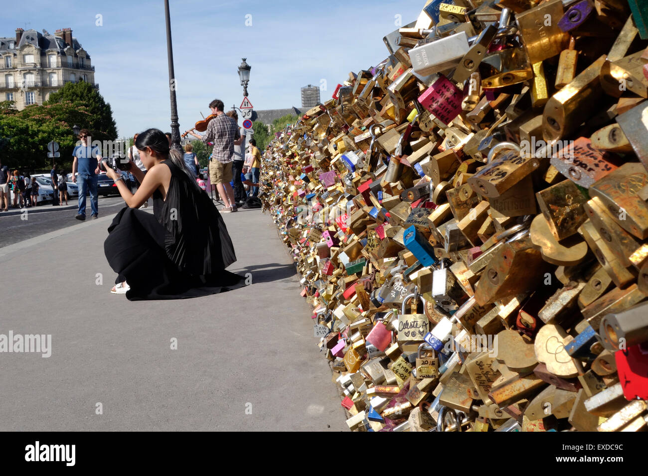 Asiatische Mädchen fotografieren Liebe sperrt, Schließfächer, als Symbol für ewig dauerhafte Liebe in Pont de l'Archeveche, Paris, Frankreich. Stockfoto