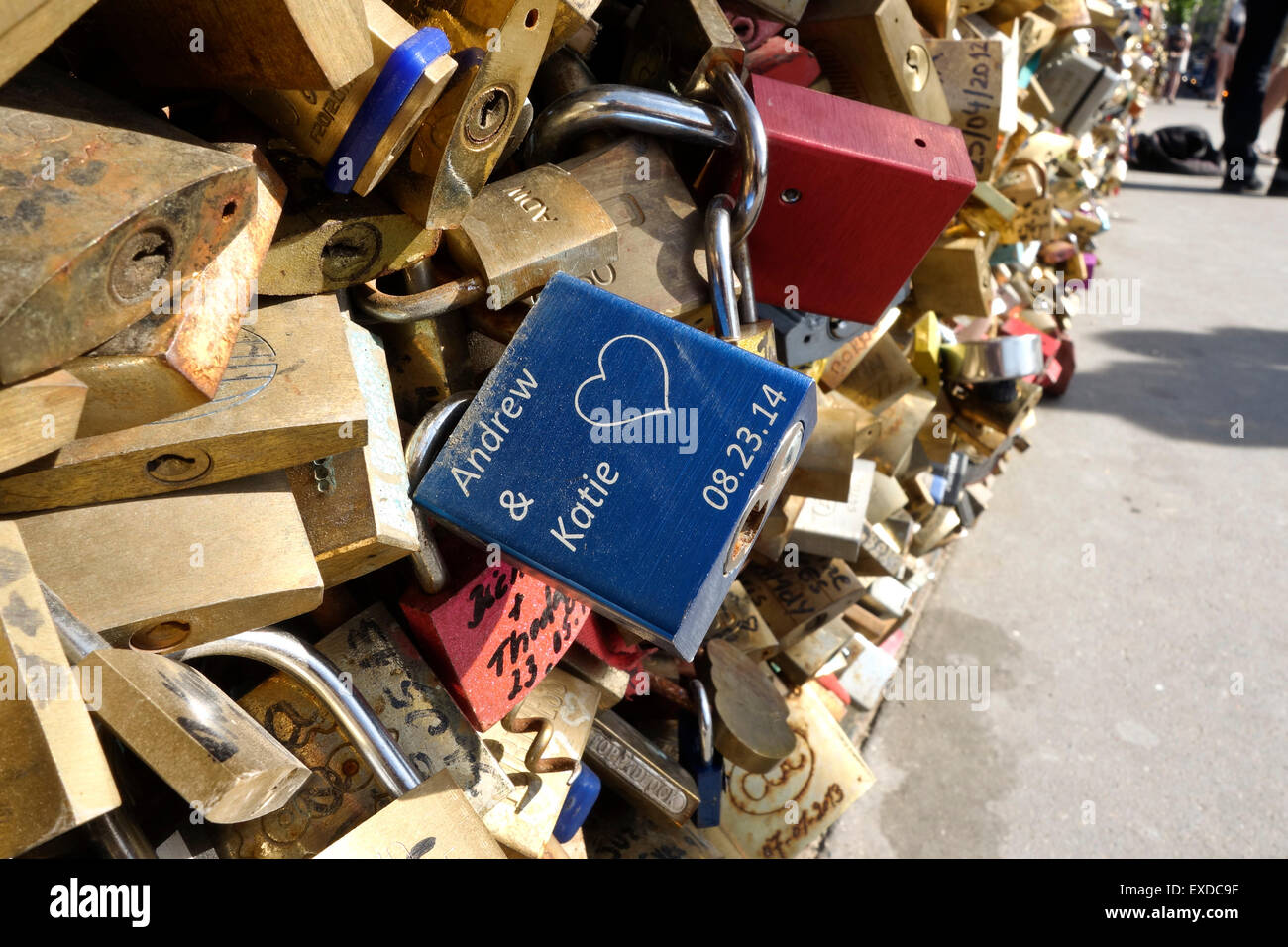 Liebesschlösser, Schließfächer, als Symbol für ewig dauerhafte Liebe in Pont de l'Archeveche, Paris, Frankreich. Stockfoto