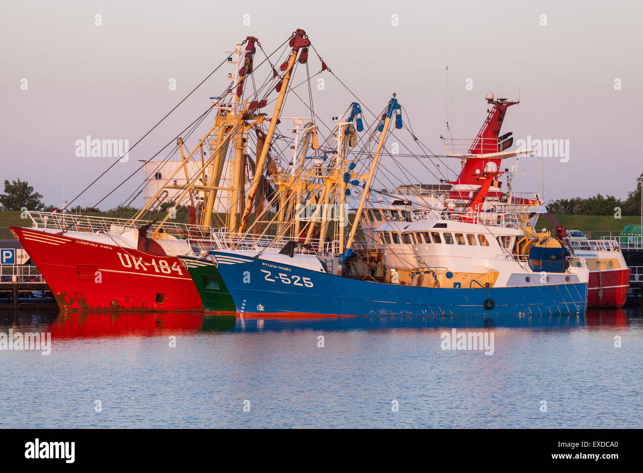 Fischereifahrzeuge in Eemshaven im frühen Morgenlicht Stockfoto