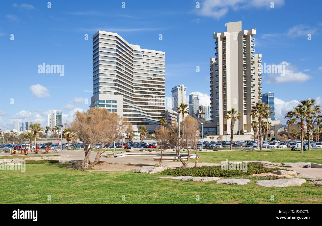 TEL AVIV, ISRAEL - 2. März 2015: Die modernen Hochhäuser auf der Küste von Tel Aviv Stockfoto