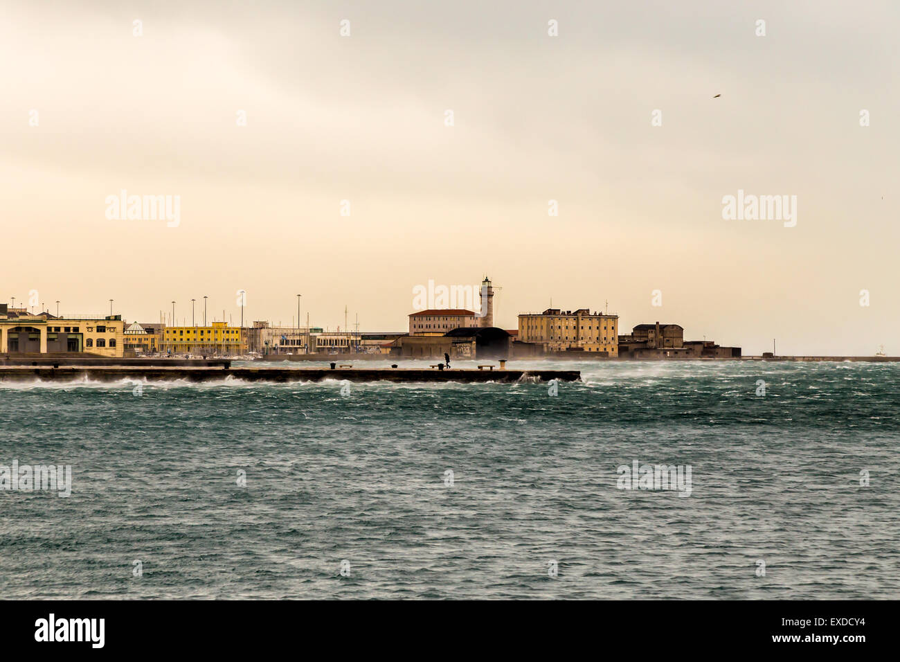 ein windiger Winternachmittag im Hafen von einer italienischen Stadt Stockfoto