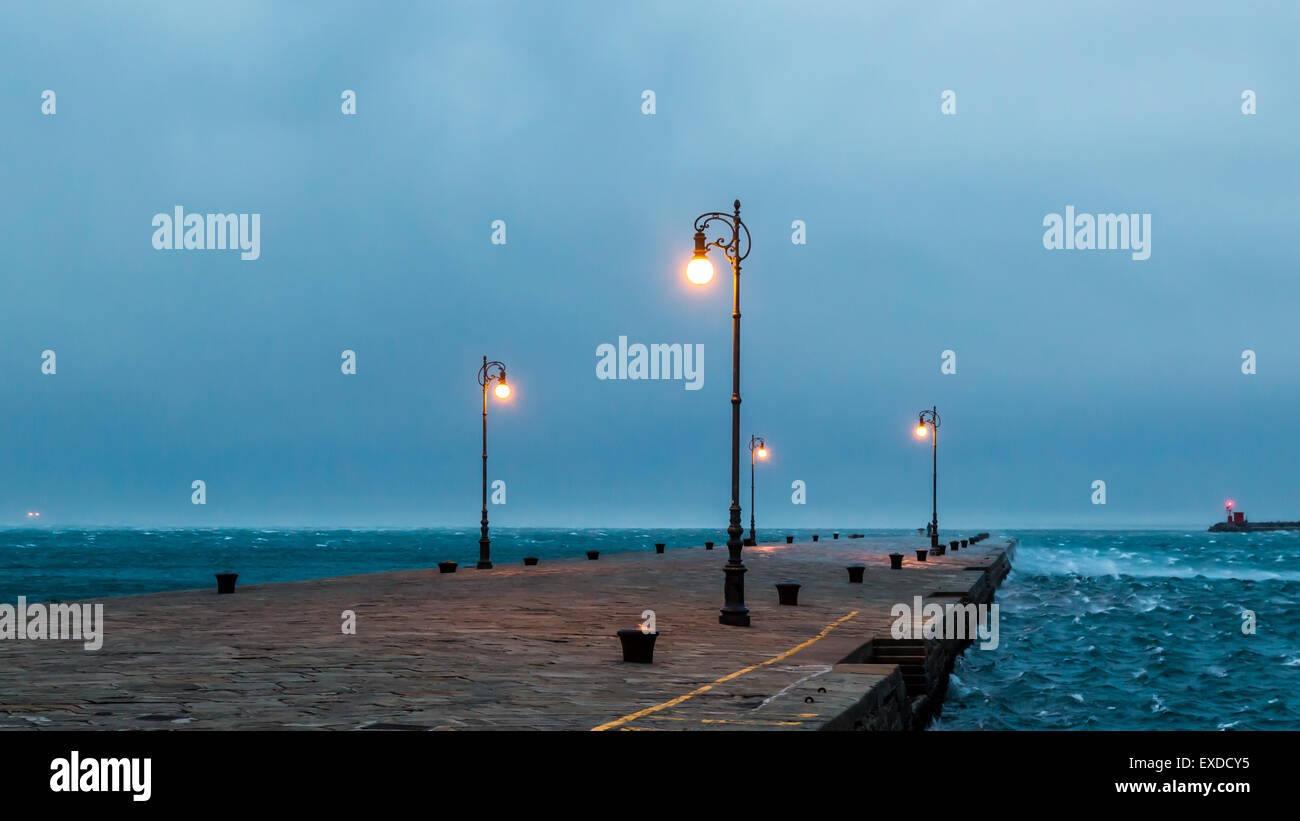 ein windiger Winternachmittag im Hafen von einer italienischen Stadt Stockfoto