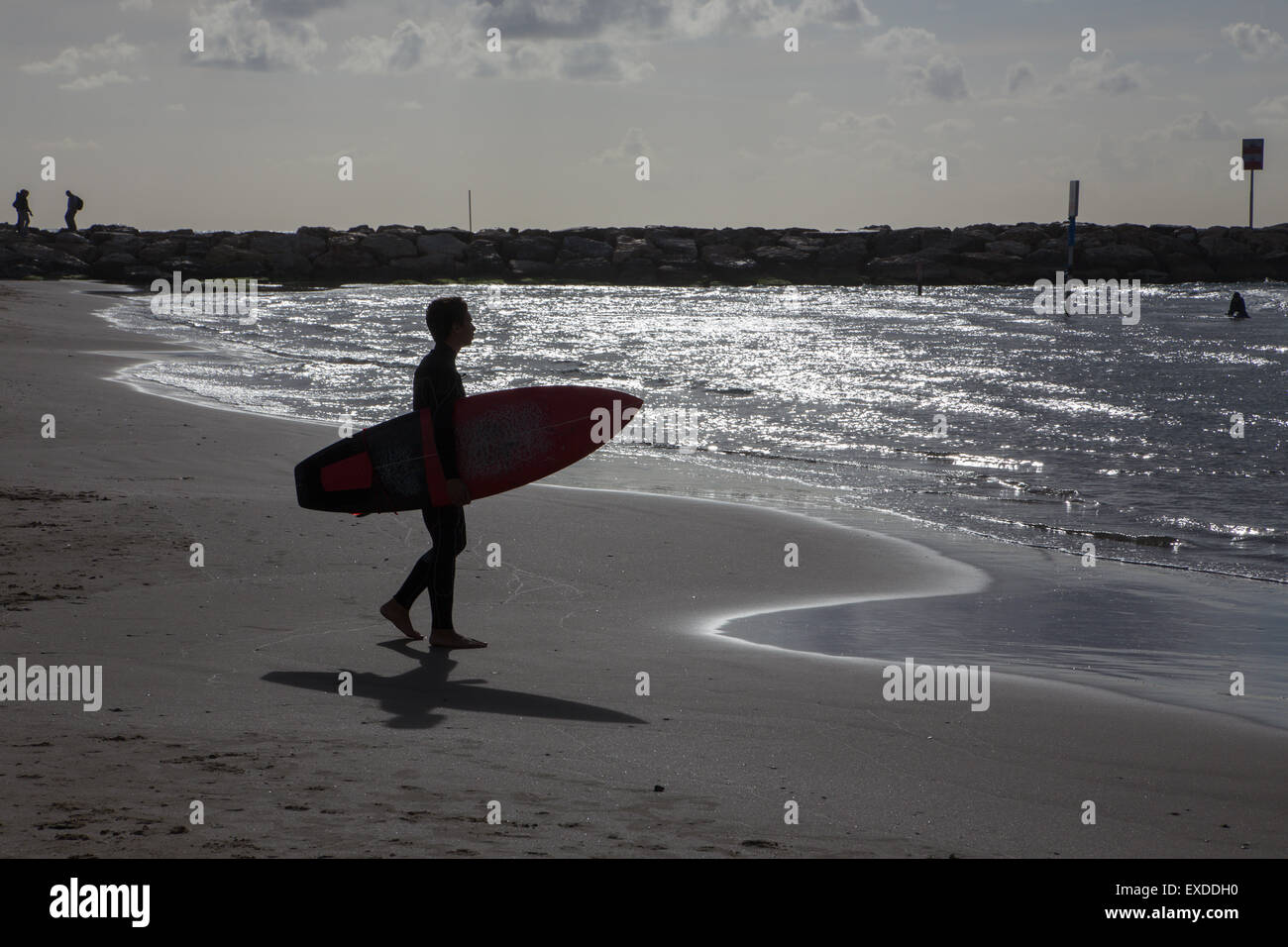TEL AVIV, ISRAEL - 2. März 2015: Die Silhouette der Surfer am Strand von Tel Aviv. Stockfoto