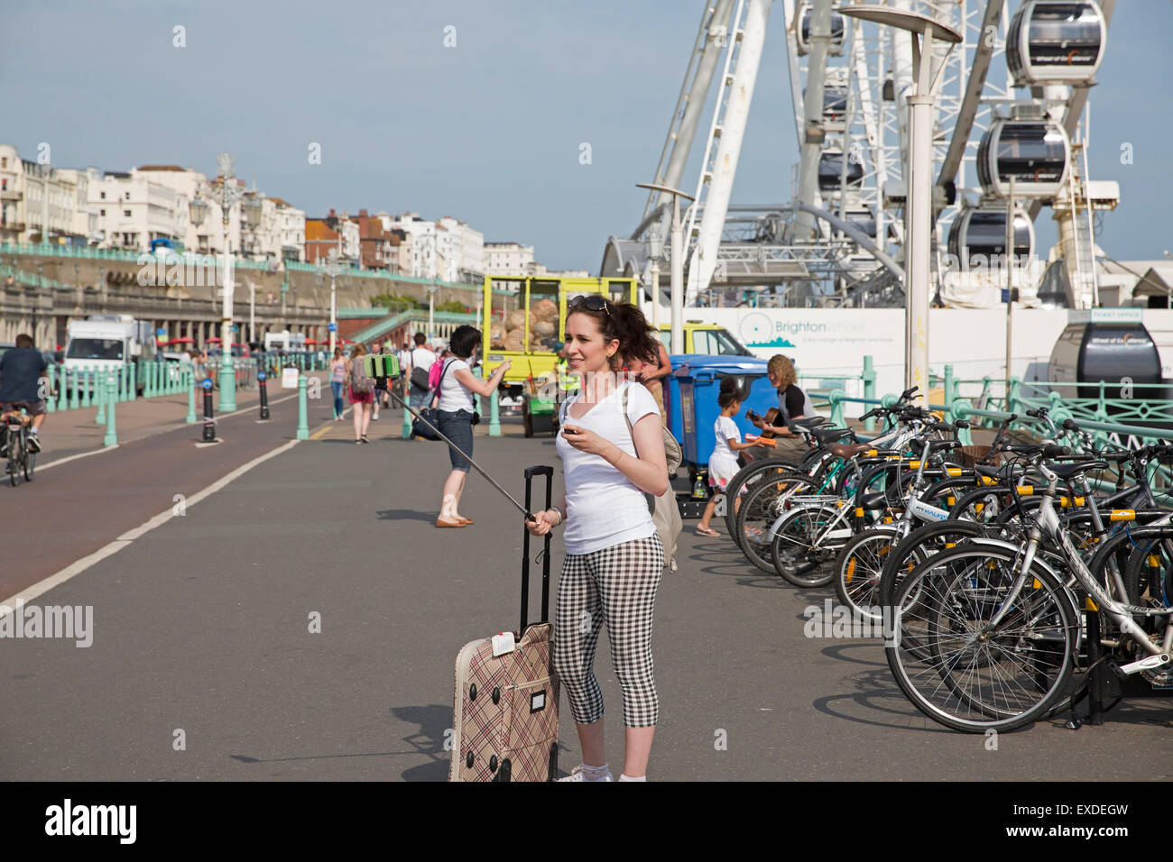 Ein Besucher findet eine Selfie am Brighton seafront Stockfoto