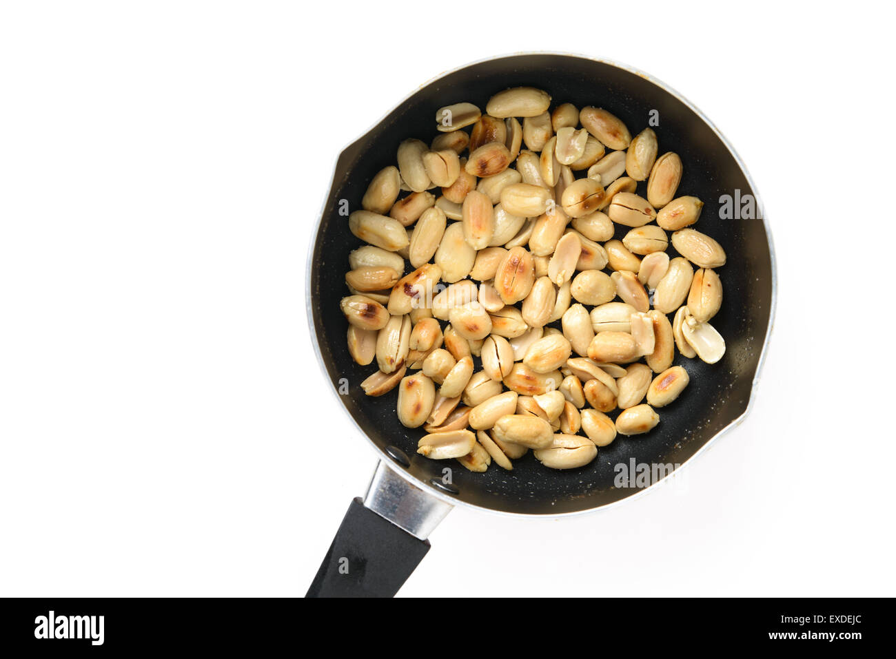 Gebratene Erdnüsse in Pfanne Stockfoto