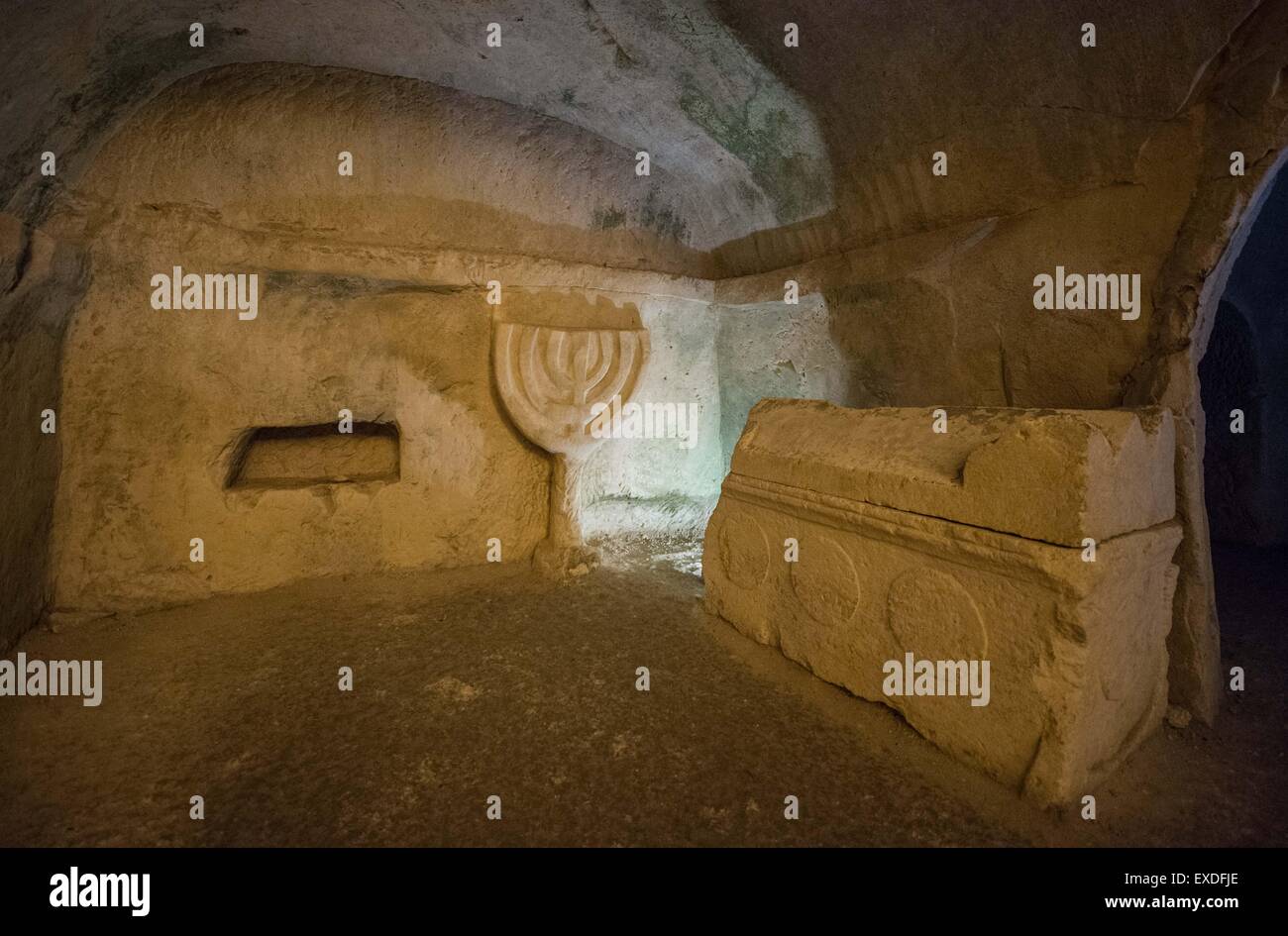 (150712)--BET SHE'ARIM, 12. Juli 2015 (Xinhua)--eine geschnitzte siebenarmigen Leuchter ist in der Höhle der Särge in Nekropole Bet She'arim in Israel, am 11. Juli 2015 gesehen. Nekropole von Bet She'arim in Israel, das Wahrzeichen der jüdische Erneuerung, wurde am 4. Juli 2015 auf der Weltkulturerbeliste der UNESCO eingeschrieben. Bestehend aus einer Reihe von Katakomben, die Nekropole aus dem 2. Jahrhundert v. Chr. als die primäre jüdische Begräbnisstätte außerhalb Jerusalems nach dem Scheitern der zweiten jüdischen Aufstand gegen die römische Herrschaft entwickelt. Südöstlich von der Stadt Haifa, sind diese Katakomben eine Schatzkammer des Stockfoto