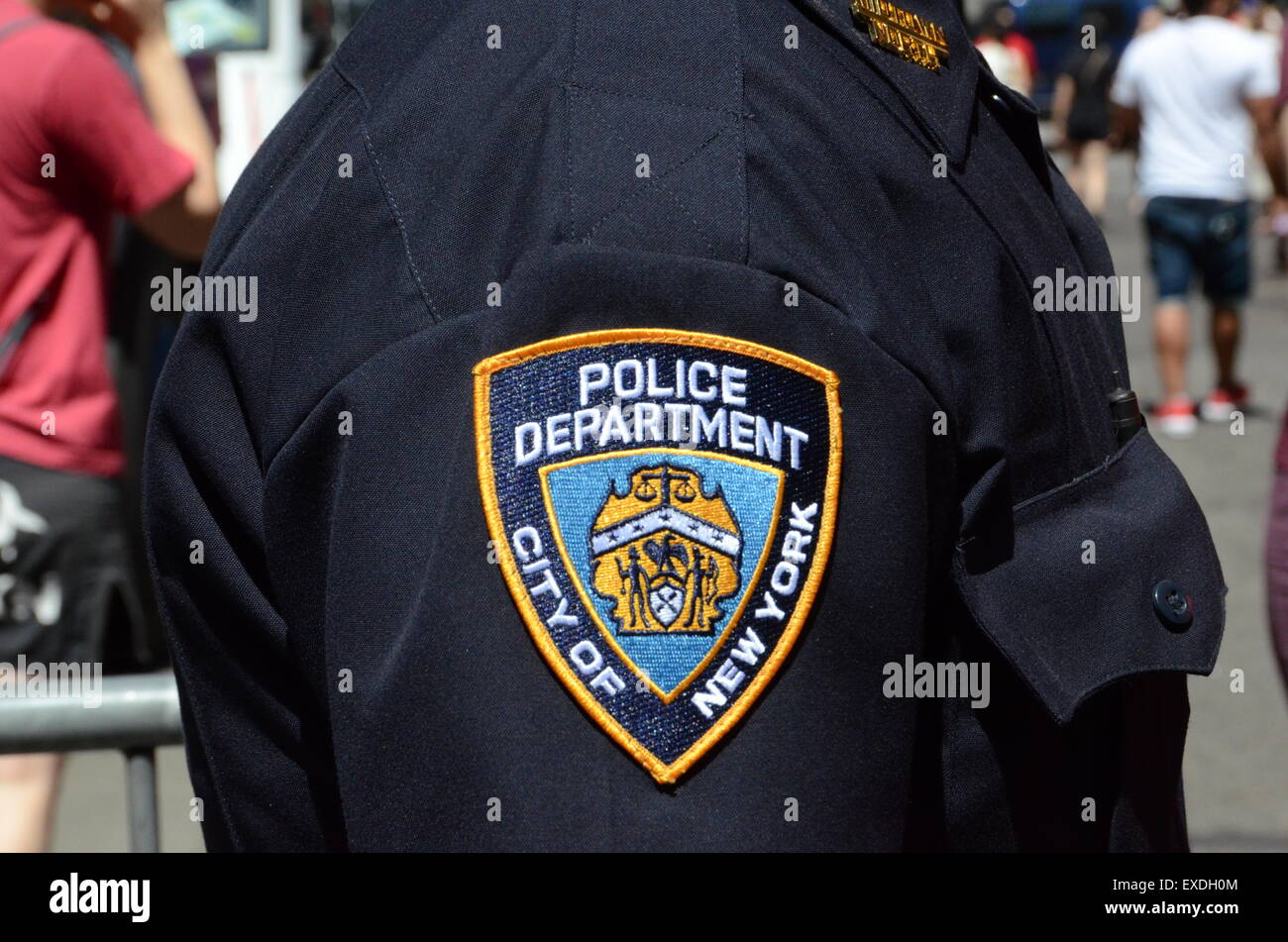 NYPD Abzeichen auf Hemd eines Polizisten in New York City Stockfoto