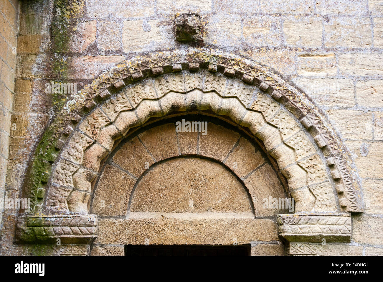Englisch Dorf Guiting macht. Kirche St. Michael mit einem der verbleibenden Norman Zeitraum Tür zeigen Steinbildhauerei Tympanon. Stockfoto