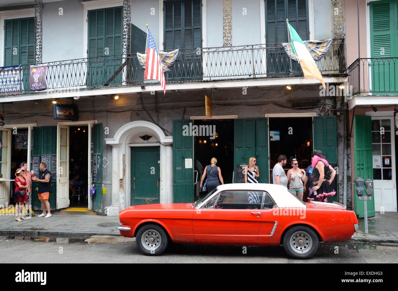 roten Mustang New Orleans french Quarter Louisiana außerhalb Bar Stockfoto