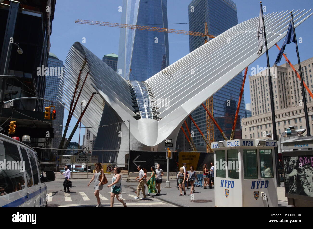 Freiheitsturm aus Kreuzung von Greenwich und Fulton Street in Lower Manhattan. eine Welt Handel Zentrum sonnigen Tag neu eröffnet Stockfoto