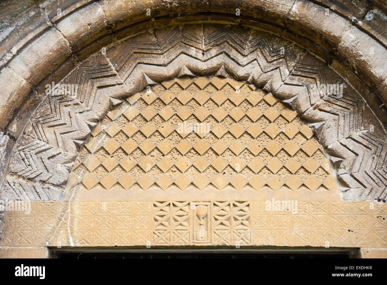 Englisch Dorf Guiting macht Kirche St. Michael und alle Engel. Detail der Tympanon über dem Haupteingang. Stockfoto