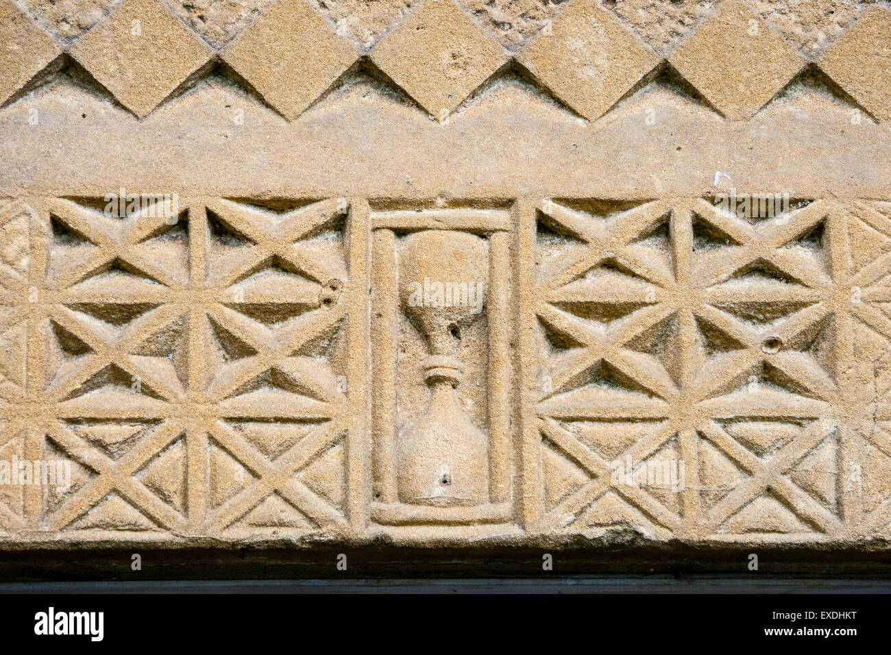 Englisch Dorf Guiting macht Kirche St. Michael und alle Engel. Detail der Tympanon über dem Haupteingang. Stockfoto