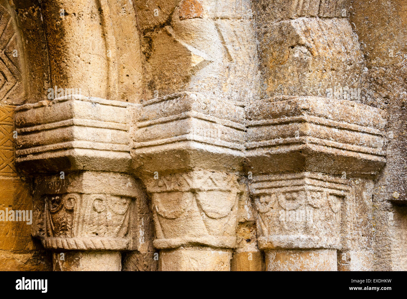 Englisch Dorf Guiting Macht, die Kirche des Hl. Michael Detail der Steinmetzarbeiten rund um die Tür. Stockfoto