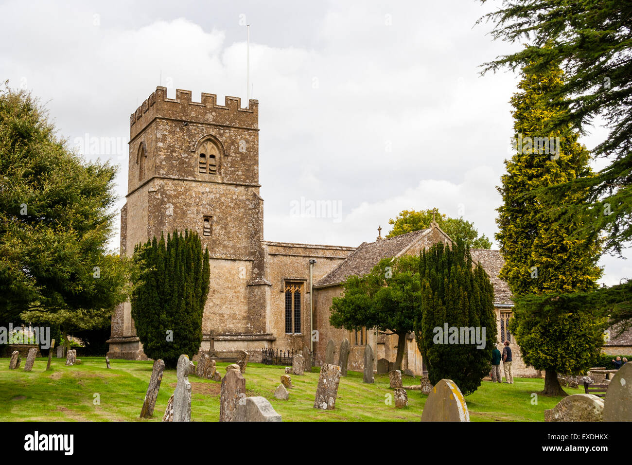 Der Kalkstein Norman St. Michael und alle Engel Kirche und Friedhof in der englischen Dorf Guiting macht. Der Turm ist aus dem 15. Jahrhundert. Stockfoto