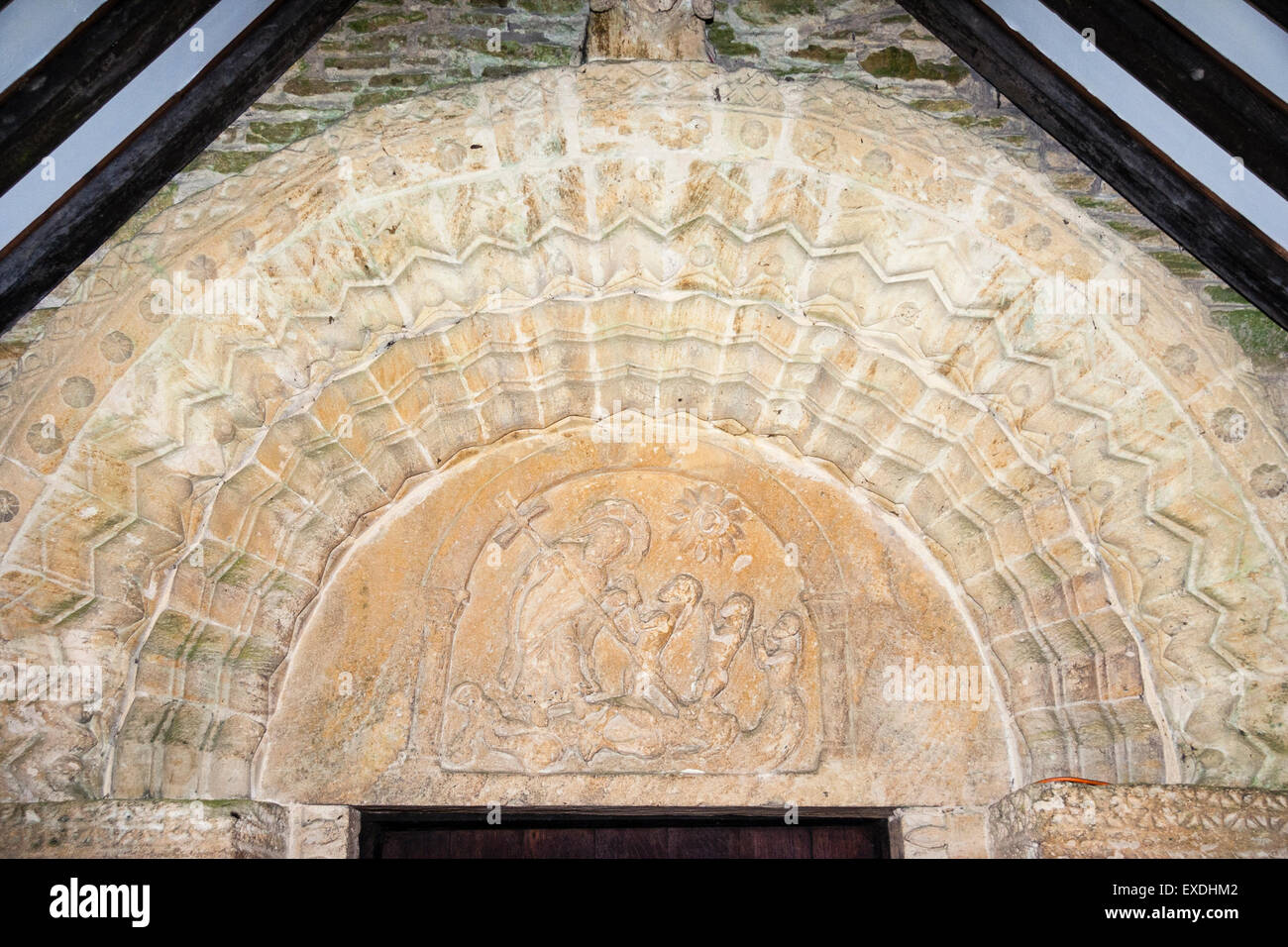 England, Quenington Norman Zeitraum Kirche,Tür Tympanon detail, Schnitzen der "erschütternden der Hölle', Beispiel der romanischen Kunst. Stockfoto