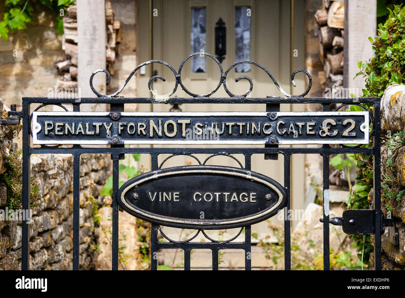 Ländliche englische Steinhaus'Vine Cottage' in Cotswold Village, Lower Slaughter, in der Nähe von Tor und Zeichen, Strafe für nicht Herunterfahren des Tor 2 £ Stockfoto