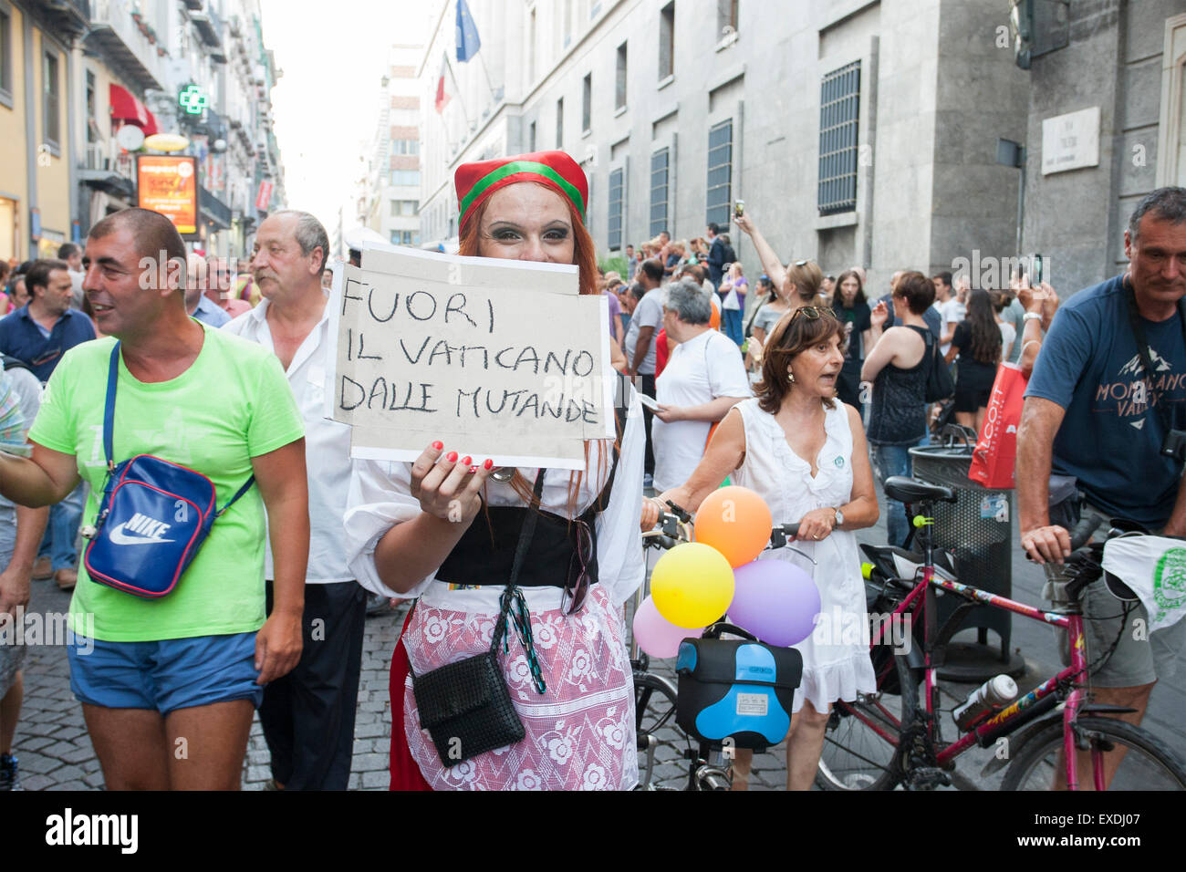 Tausende von heterosexuellen, Lesben, Schwule, Bisexuelle und Transgender beitreten stolz im Mittelmeer stolz von Neapel. (Foto von Emanuele Sessa/Pacific Press) Stockfoto