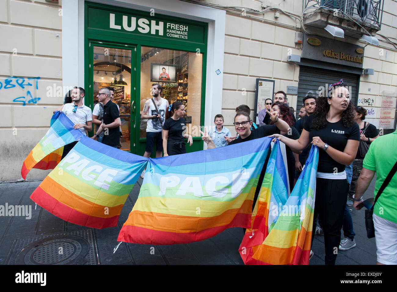 Tausende von heterosexuellen, Lesben, Schwule, Bisexuelle und Transgender beitreten stolz im Mittelmeer stolz von Neapel. (Foto von Emanuele Sessa/Pacific Press) Stockfoto