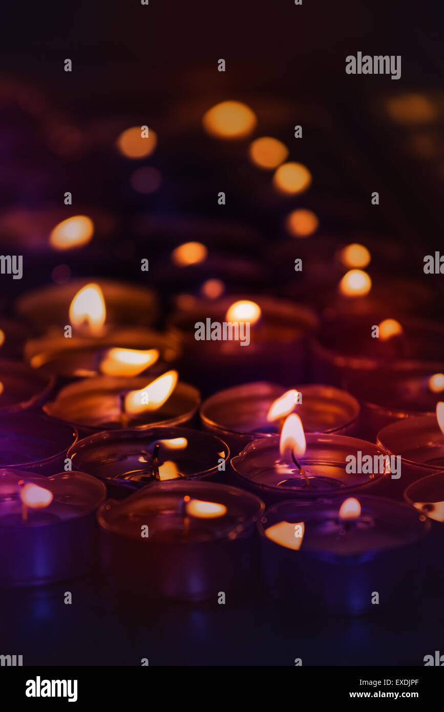 Romantisches Spa Kerzen brennen, angeordnete Gruppe im dunklen Raum, Bokeh Licht Stockfoto