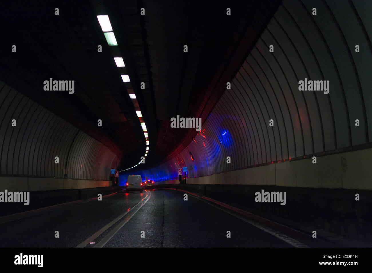Clyde-Tunnels, Glasgow, Schottland, UK - Feuerwehrauto Lichter reflektiert an den Wänden des Clyde-Tunnels Stockfoto