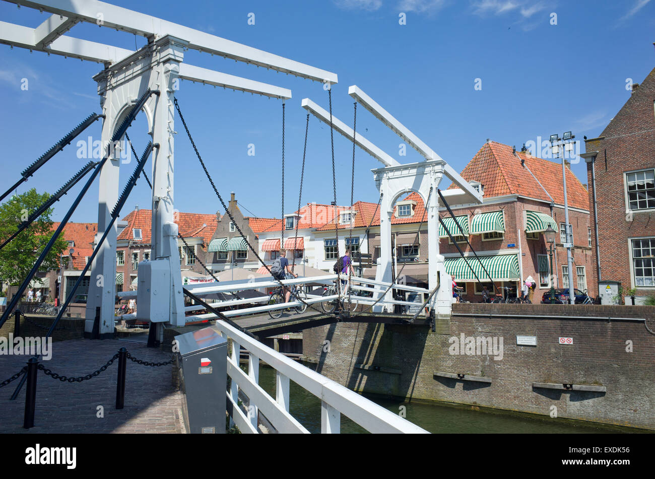 Niederländische Straßenbrücke, hebt um zuzulassen, dass Boote mit Masten bestehen. Stockfoto