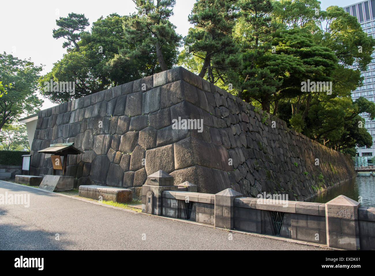 Steinmauer der Burg Edo, Kokyogaien National Gardens, Chiyoda-Ku, Tokyo Stockfoto