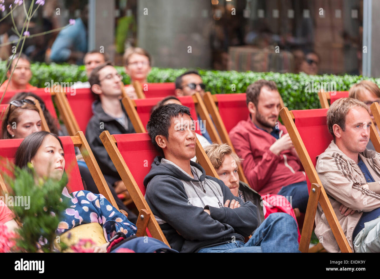 London, UK. 12. Juli 2015. Die Menschen sehen eine Riesenleinwand im Freien, in Bankside Mix in der Nähe von der Tate Modern, zeigt der 2015 Wimbledon Herren-Finale zwischen Novak Djokovic und Roger Federer. Bildnachweis: Stephen Chung / Alamy Live News Stockfoto
