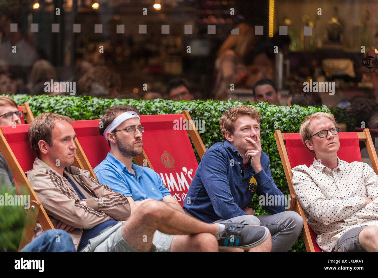 London, UK. 12. Juli 2015. Die Menschen sehen eine Riesenleinwand im Freien, in Bankside Mix in der Nähe von der Tate Modern, zeigt der 2015 Wimbledon Herren-Finale zwischen Novak Djokovic und Roger Federer. Bildnachweis: Stephen Chung / Alamy Live News Stockfoto