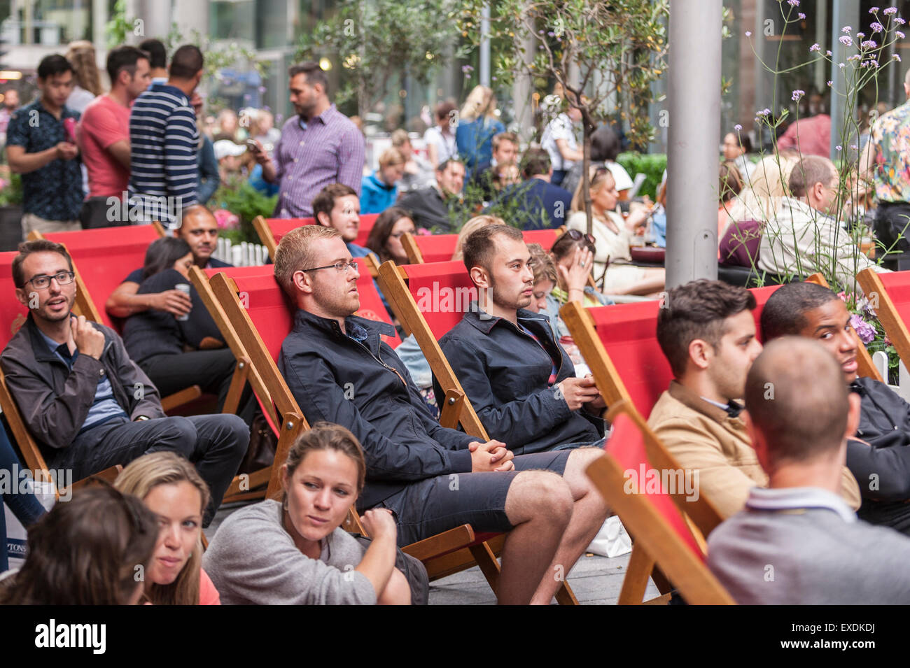 London, UK. 12. Juli 2015. Die Menschen sehen eine Riesenleinwand im Freien, in Bankside Mix in der Nähe von der Tate Modern, zeigt der 2015 Wimbledon Herren-Finale zwischen Novak Djokovic und Roger Federer. Bildnachweis: Stephen Chung / Alamy Live News Stockfoto