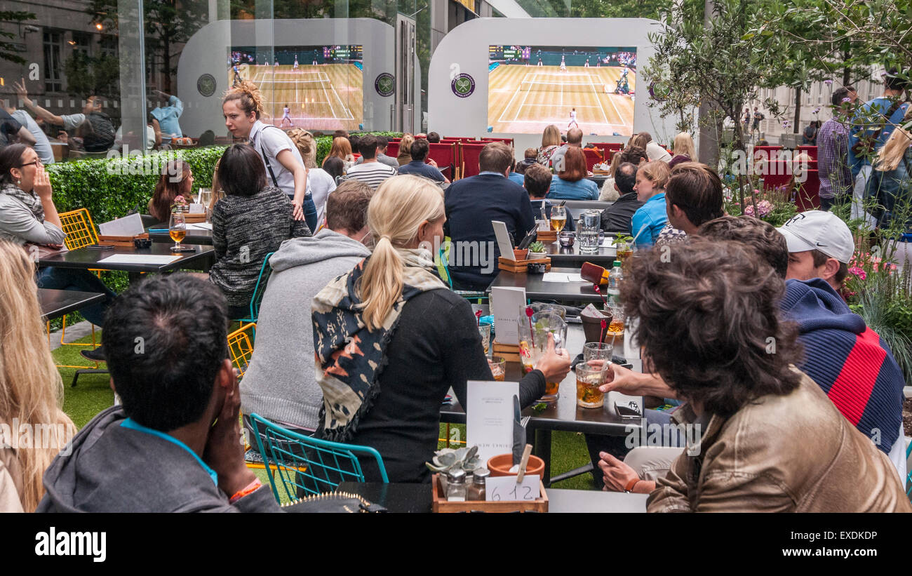 London, UK. 12. Juli 2015. Die Menschen sehen eine Riesenleinwand im Freien, in Bankside Mix in der Nähe von der Tate Modern, zeigt der 2015 Wimbledon Herren-Finale zwischen Novak Djokovic und Roger Federer. Bildnachweis: Stephen Chung / Alamy Live News Stockfoto
