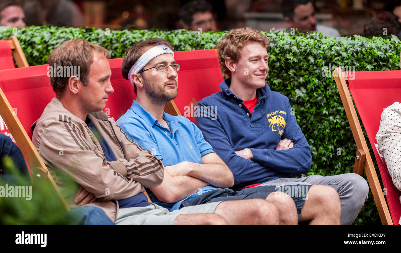 London, UK. 12. Juli 2015. Die Menschen sehen eine Riesenleinwand im Freien, in Bankside Mix in der Nähe von der Tate Modern, zeigt der 2015 Wimbledon Herren-Finale zwischen Novak Djokovic und Roger Federer. Bildnachweis: Stephen Chung / Alamy Live News Stockfoto