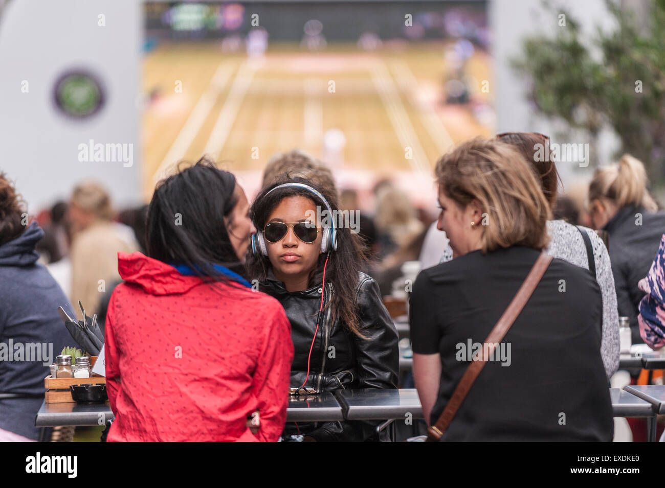 London, UK. 12. Juli 2015. Die Menschen sehen eine Riesenleinwand im Freien, in Bankside Mix in der Nähe von der Tate Modern, zeigt der 2015 Wimbledon Herren-Finale zwischen Novak Djokovic und Roger Federer. Bildnachweis: Stephen Chung / Alamy Live News Stockfoto
