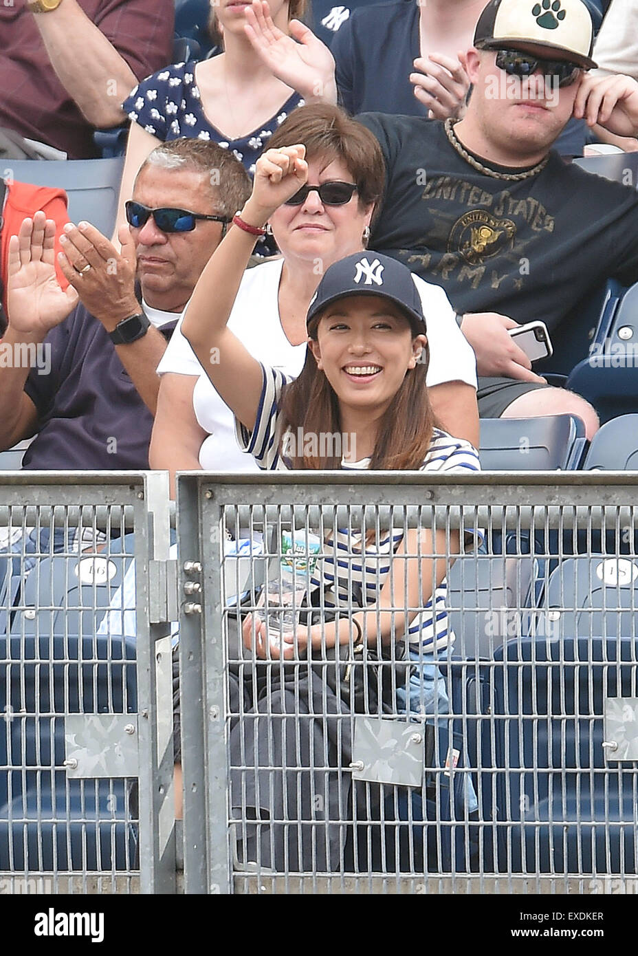 New York, USA. 9. Juli 2015. Mai Tanaka MLB: Mai Tanaka, Ehefrau von Masahiro Tanaka von der New York Yankees Jubel bei einem Baseballspiel gegen die Oakland Athletics im Yankee Stadium in New York, Vereinigte Staaten von Amerika. © AFLO/Alamy Live-Nachrichten Stockfoto