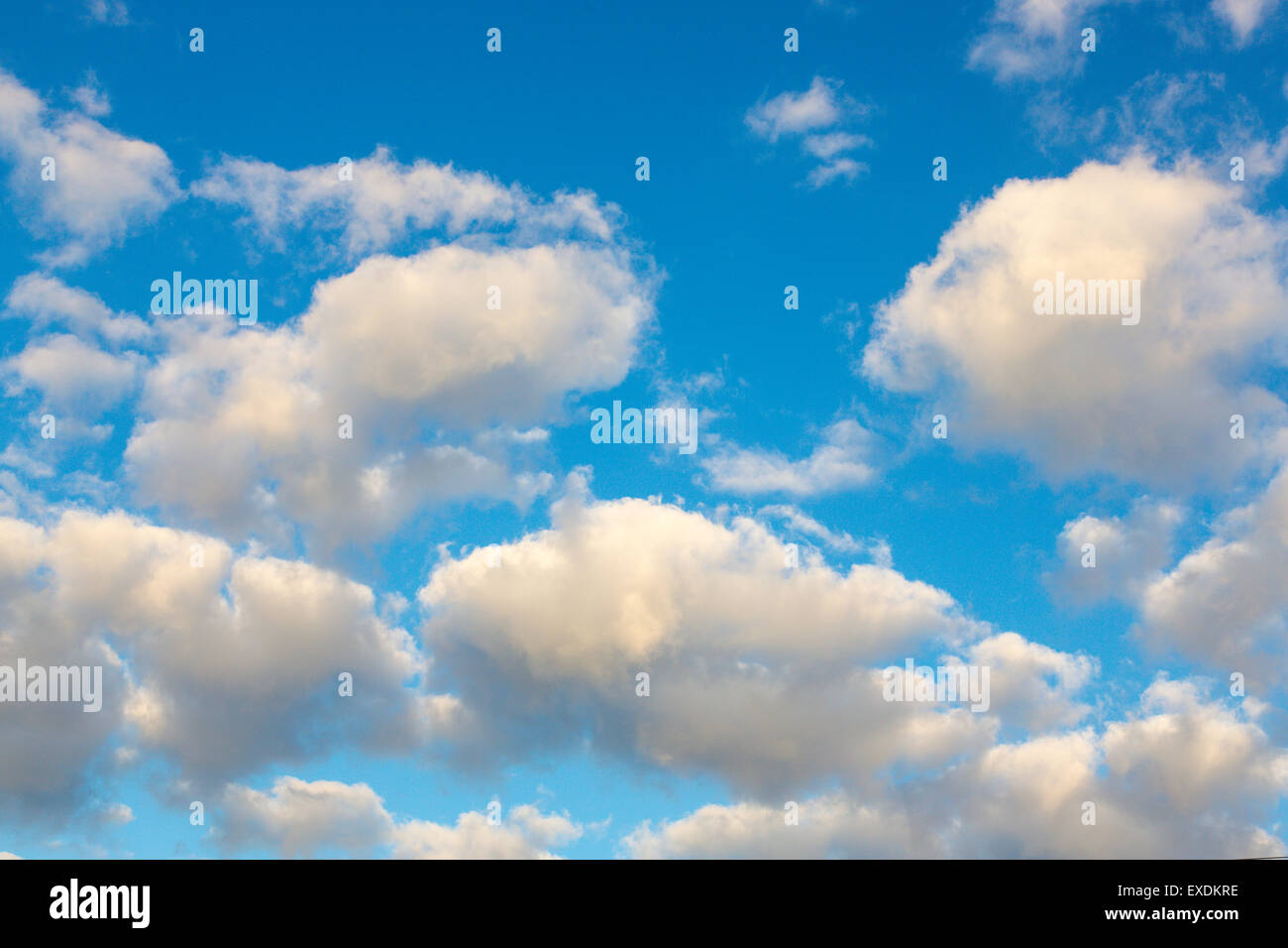 Weiße Wolken im blauen Himmel Stockfoto