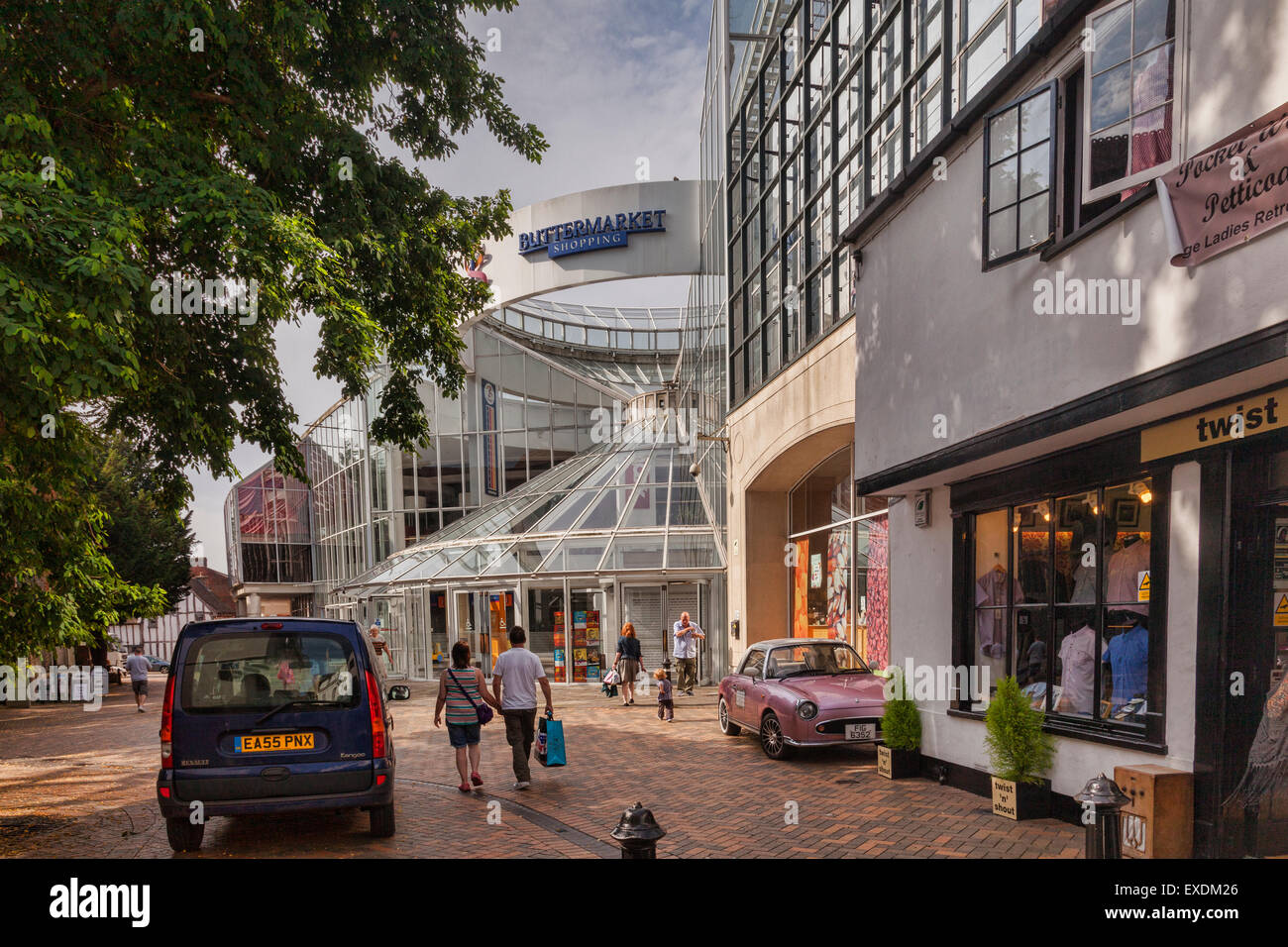 Straßenszene in Ipswich mit der Buttermarket Shopping Centre, Ipswich, Suffolk, England Stockfoto