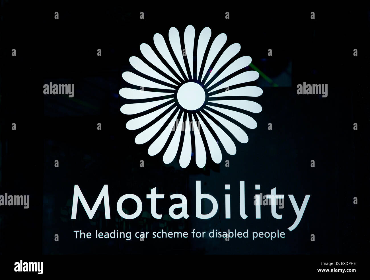 Motability Auto Regelung für Menschen mit Behinderungen-Logo im Showroom Autofenster, London Stockfoto