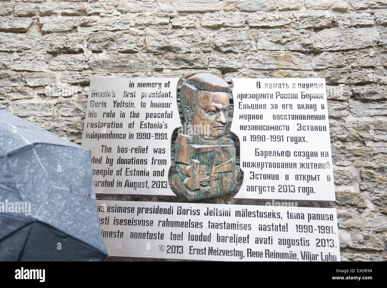 Eine Gedenktafel an Boris Yeltsin ist auf der Stadtmauer am Nunne Straße am Fuße der Domberg in Tallinn, Estland montiert. Stockfoto
