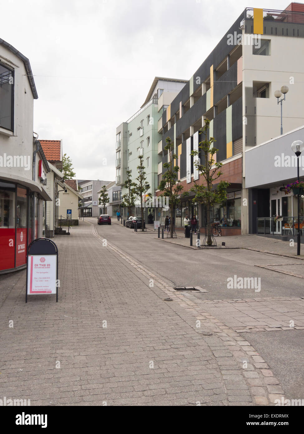 Die Hauptstraße der kleinen norwegischen Bryne in Rogaland neue Wohnungen und kleine Geschäfte Stockfoto