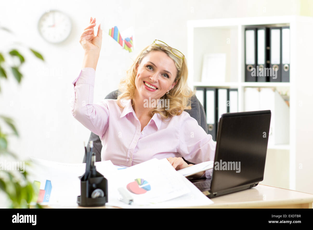 Mittleren Alters Geschäftsfrau werfen Papierflieger und träumen von Ferien im Büro Stockfoto