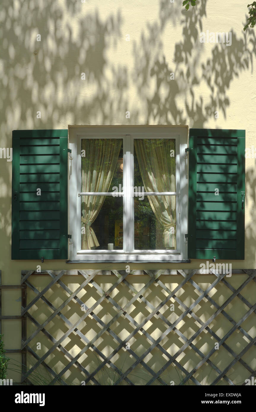 Fenster mit Fensterläden auf einem bayerischen Haus in Deutschland Stockfoto