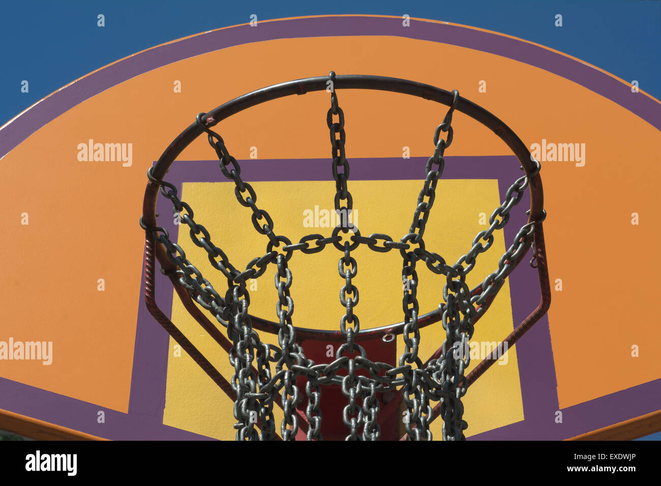 Stahl-Kette Basketball Net auf ein Outdoor-Freizeitpark Stockfoto