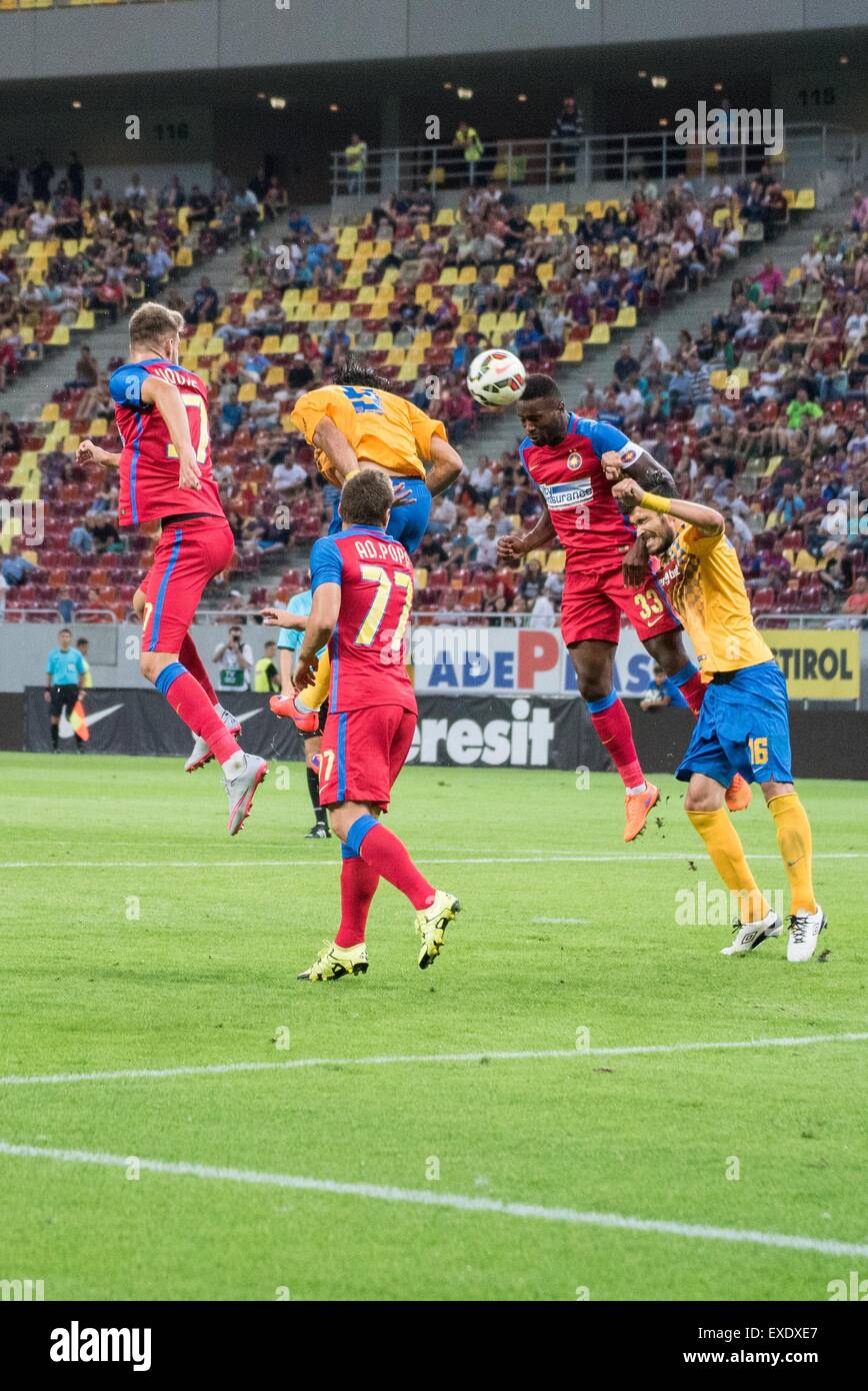 Nationalen Arena, Bukarest, Rumänien ROU. 11. Juli 2015. Fernando Varela #33 FCSB und Alexandru Benga #16 von Petrolul Ploiesti in Aktion während der Fußball-Liga-Profesionista de Fotbal Rumänien LPF - FC Steaua Bukarest gegen FC Petrolul Ploiesti am National Arena, Bukarest, Rumänien ROU. Foto: Catalin Soare © Csm/Alamy Live-Nachrichten Stockfoto