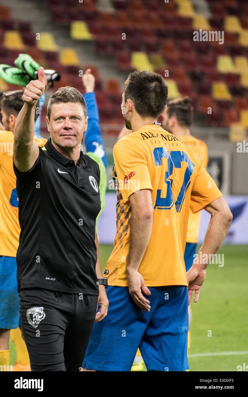 Nationalen Arena, Bukarest, Rumänien ROU. 11. Juli 2015. Tibor Selymes der Trainer der Petrolul Ploiesti am Ende des Fußball Liga Profesionista de Fotbal Rumänien LPF - FC Steaua Bukarest gegen FC Petrolul Ploiesti am National Arena, Bukarest, Rumänien ROU. Foto: Catalin Soare © Csm/Alamy Live-Nachrichten Stockfoto