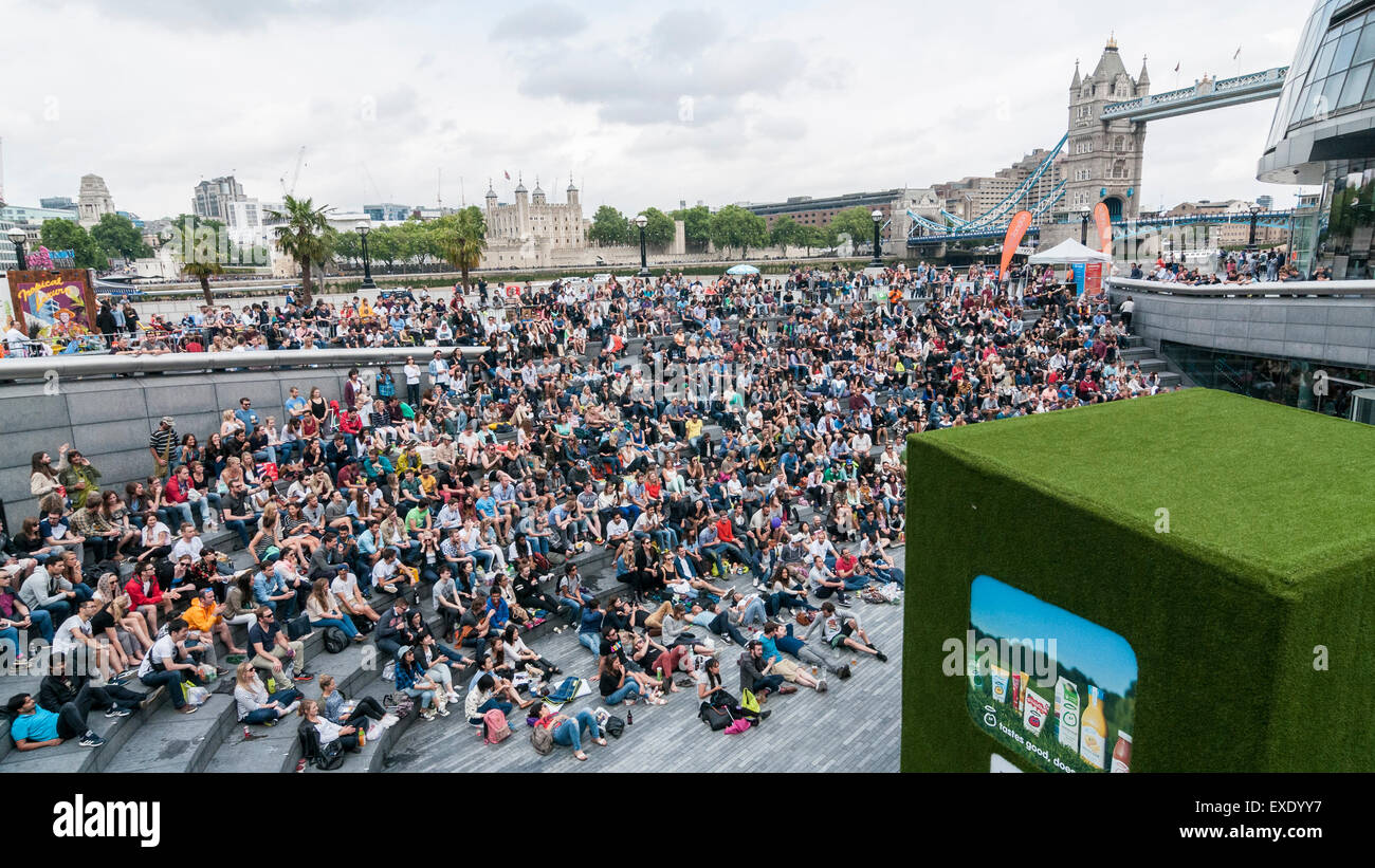 London, UK. 12. Juli 2015. Die Menschen sehen eine Riesenleinwand im Freien, in der Nähe von Rathaus, zeigt der 2015 Wimbledon Herren-Finale zwischen Novak Djokovic und Roger Federer. Bildnachweis: Stephen Chung / Alamy Live News Stockfoto