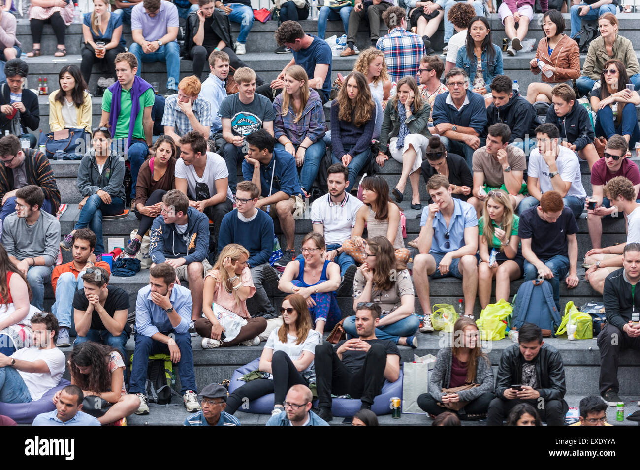 London, UK. 12. Juli 2015. Die Menschen sehen eine Riesenleinwand im Freien, in der Nähe von Rathaus, zeigt der 2015 Wimbledon Herren-Finale zwischen Novak Djokovic und Roger Federer. Bildnachweis: Stephen Chung / Alamy Live News Stockfoto