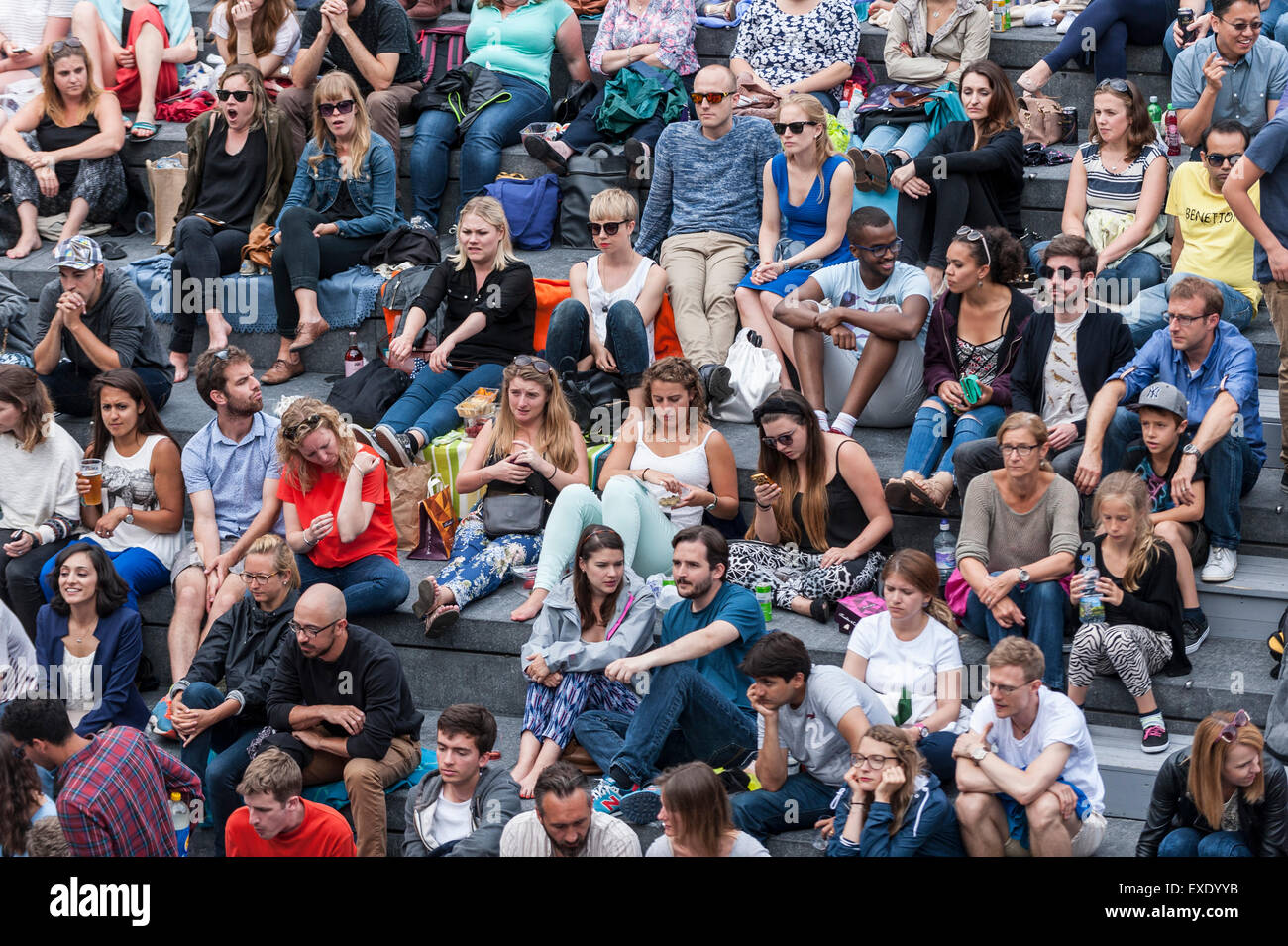 London, UK. 12. Juli 2015. Die Menschen sehen eine Riesenleinwand im Freien, in der Nähe von Rathaus, zeigt der 2015 Wimbledon Herren-Finale zwischen Novak Djokovic und Roger Federer. Bildnachweis: Stephen Chung / Alamy Live News Stockfoto